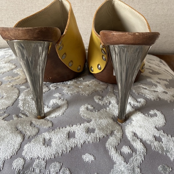 Gorgeous yellow Dolce and Gabbana mule heels - Picture 4 of 4